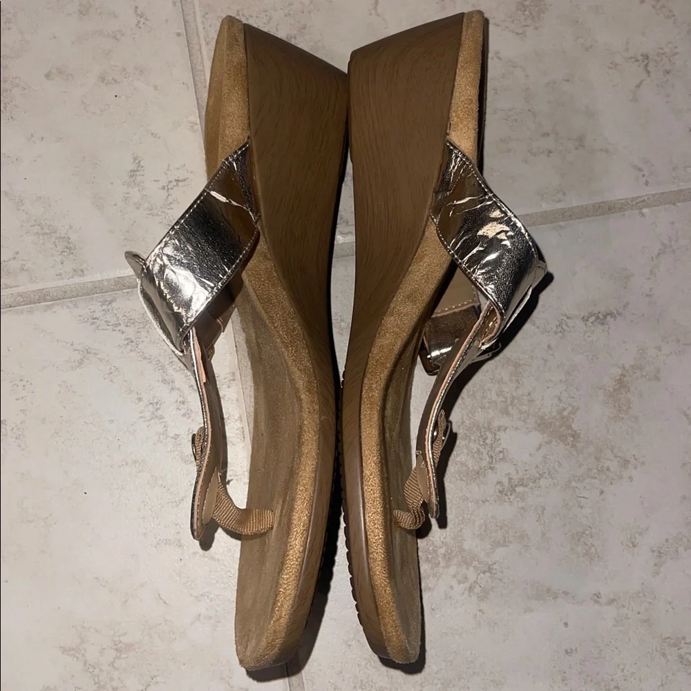 Vionic  Ginger Sandals Gold Wedge Thong Slip Ons Womens Size US 9